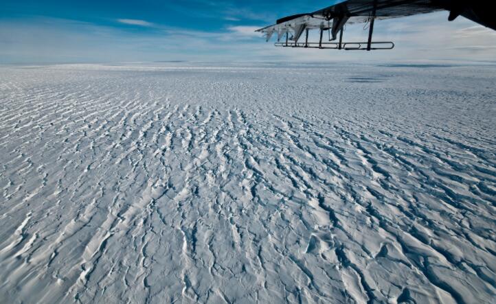 松岛冰川的冰架边缘正在撕裂 导致主要的南极冰川加速