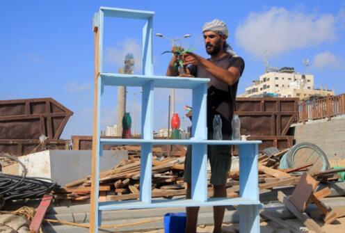 巴勒斯坦人建造环保咖啡馆以提高废物回收意识