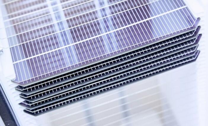 将钙钛矿与硅相结合 太阳能电池可从太阳中转化更多能量
