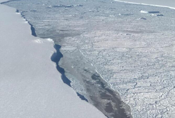 水泡的上升和下降提供了格陵兰岛厚厚的冰盖下的一瞥