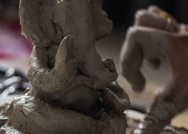 观看如何在家制作您的第一个环保甘尼萨雕像