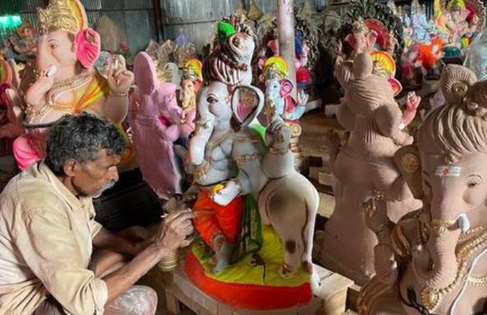 艺术家们为环保Ganesh偶像的需求而苦苦挣扎