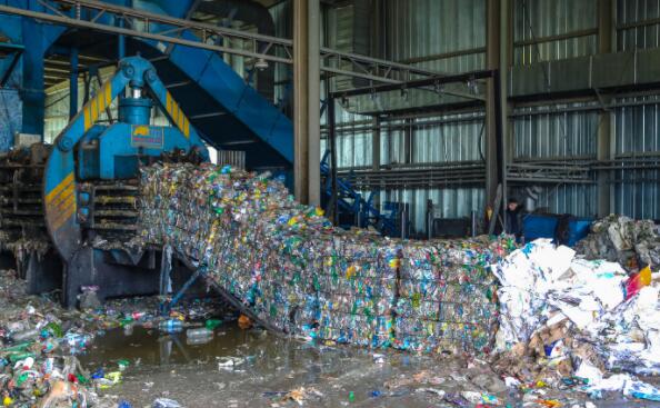 哈萨克企业家推广环保回收策略以解决塑料问题