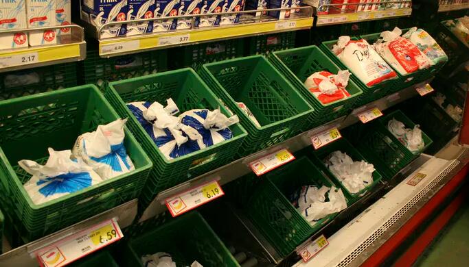 牛奶罐与纸箱或塑料袋 哪一种最有利于环境