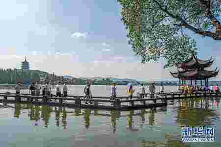 ▲游客在杭州西湖长桥景区游览（10月1日摄）。新华社发（江汉摄）