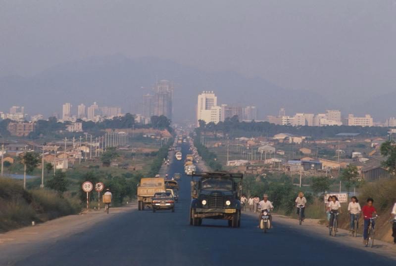 1985年，深圳的深南大道是一条狭窄的柏油路，路上车辆稀少 图片来源：深圳新闻网