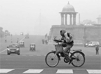 印度新德里大气环境监测局的一份研究表明，刚刚过去的冬天是新德里空气质量最差的4个月。图为大雾天气给新德里民众的出行造成影响。