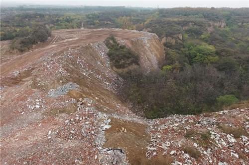 郑州一生态园百亩山沟被垃圾填平 林木遭掩埋