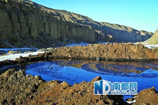  石油池中的污水未经处理便排入石油河中。