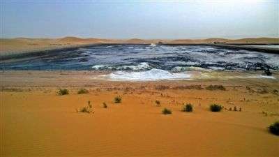 腾格里沙漠遭工业污染：黑色管道直接插入沙中