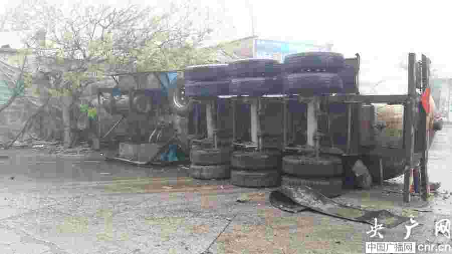 陕西：23吨液化气罐车侧翻冲入民房 200名村民被疏散