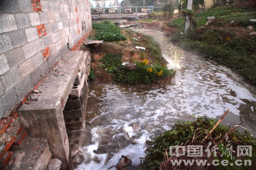 安徽芜湖新兴铸管污水偷排青弋江 污染十年不改