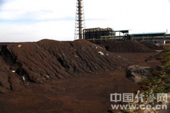 梅花生物废渣如山污水成湖 居民称污染地下水